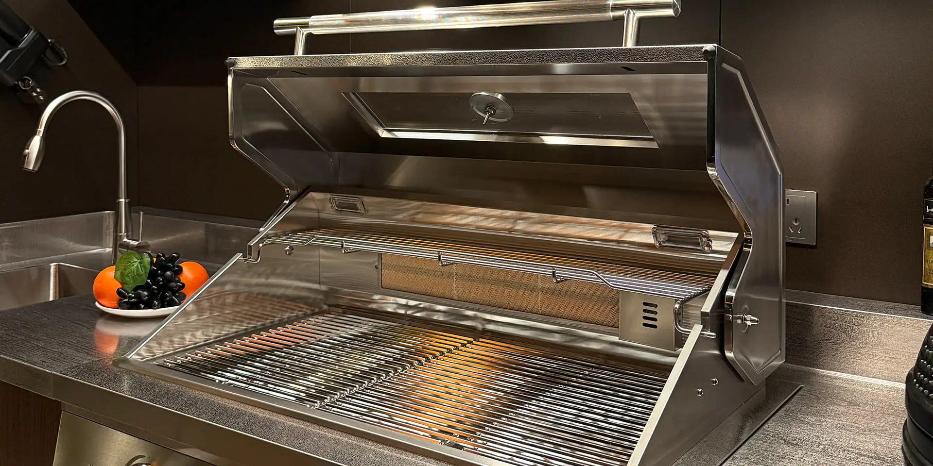 Premium Grill mit geöffneter Haube