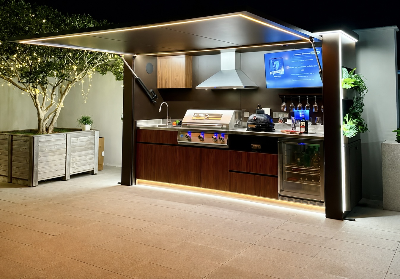 Luxus Outdoor Küche von FLAMMENATELIER — BBQ Pod aus Oberösterreich bei Abendlicht