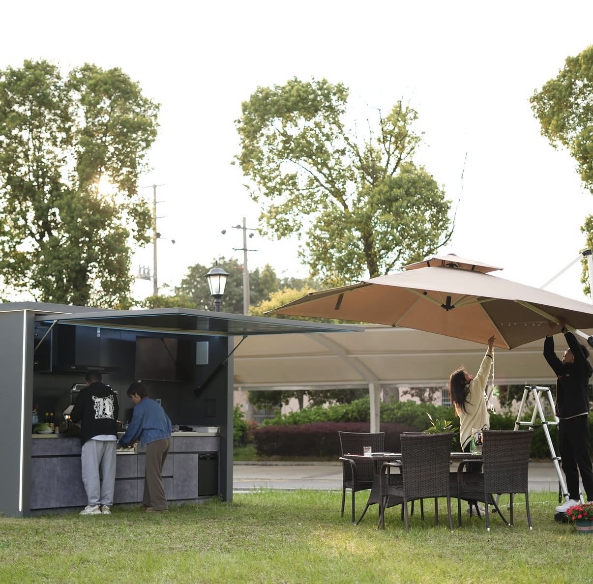 FLAMMENATELIER Outdoor Kitchen Pod — Atmosphäre bei Abendlicht
